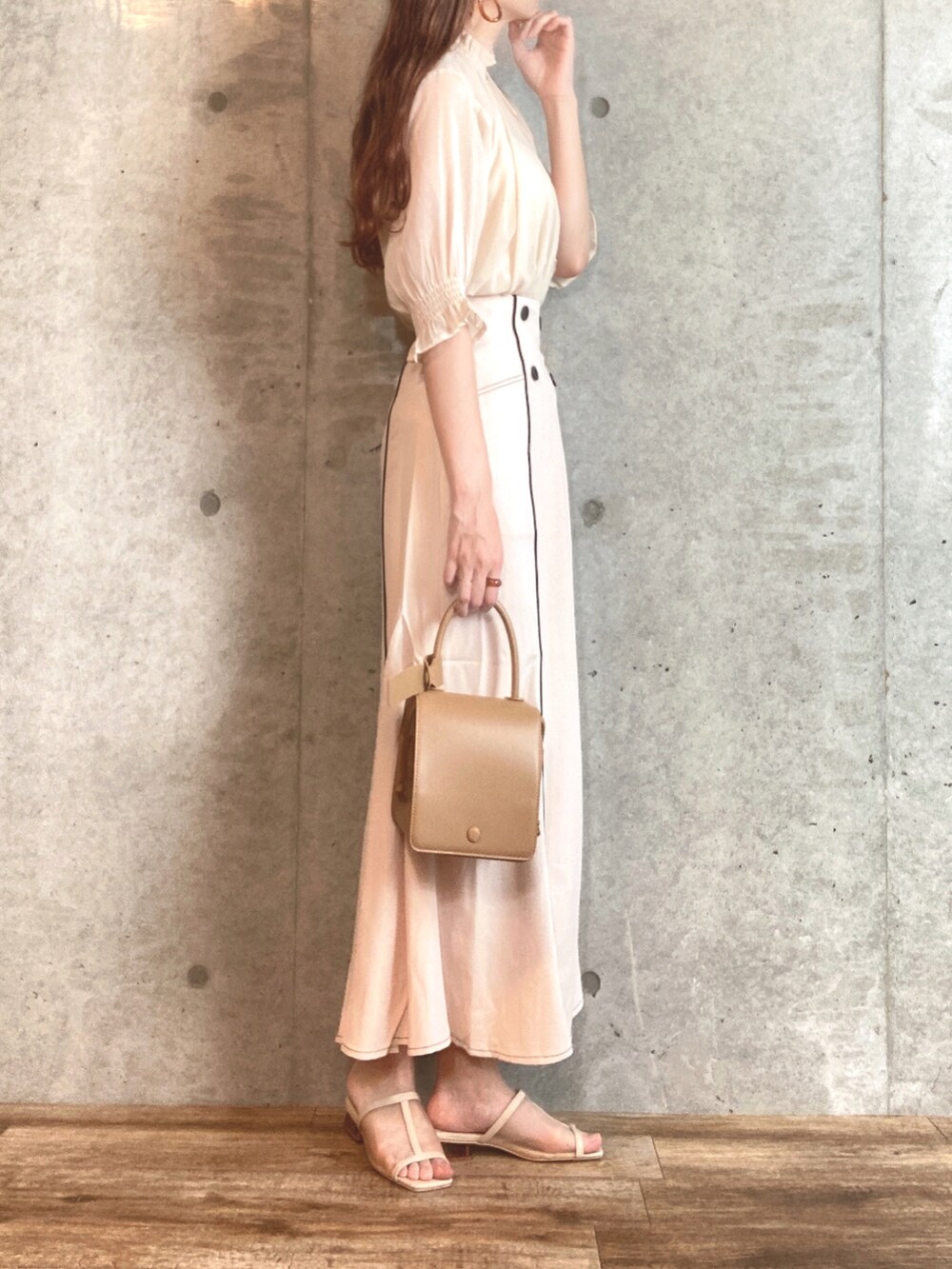 ホワイト系のシャツ/ブラウス、ベージュ系のスカート、ベージュ系のショルダーバッグを着用したレディースの夏コーディネートの3枚目の写真