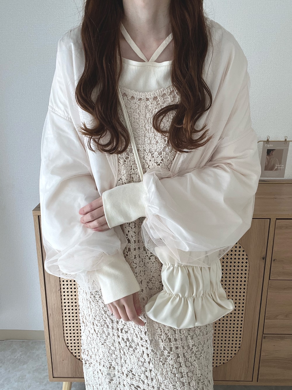 ホワイト系のブルゾン、ホワイト系のニット/セーター、ホワイト系のワンピースを着用したレディースの春コーディネートの2枚目の写真