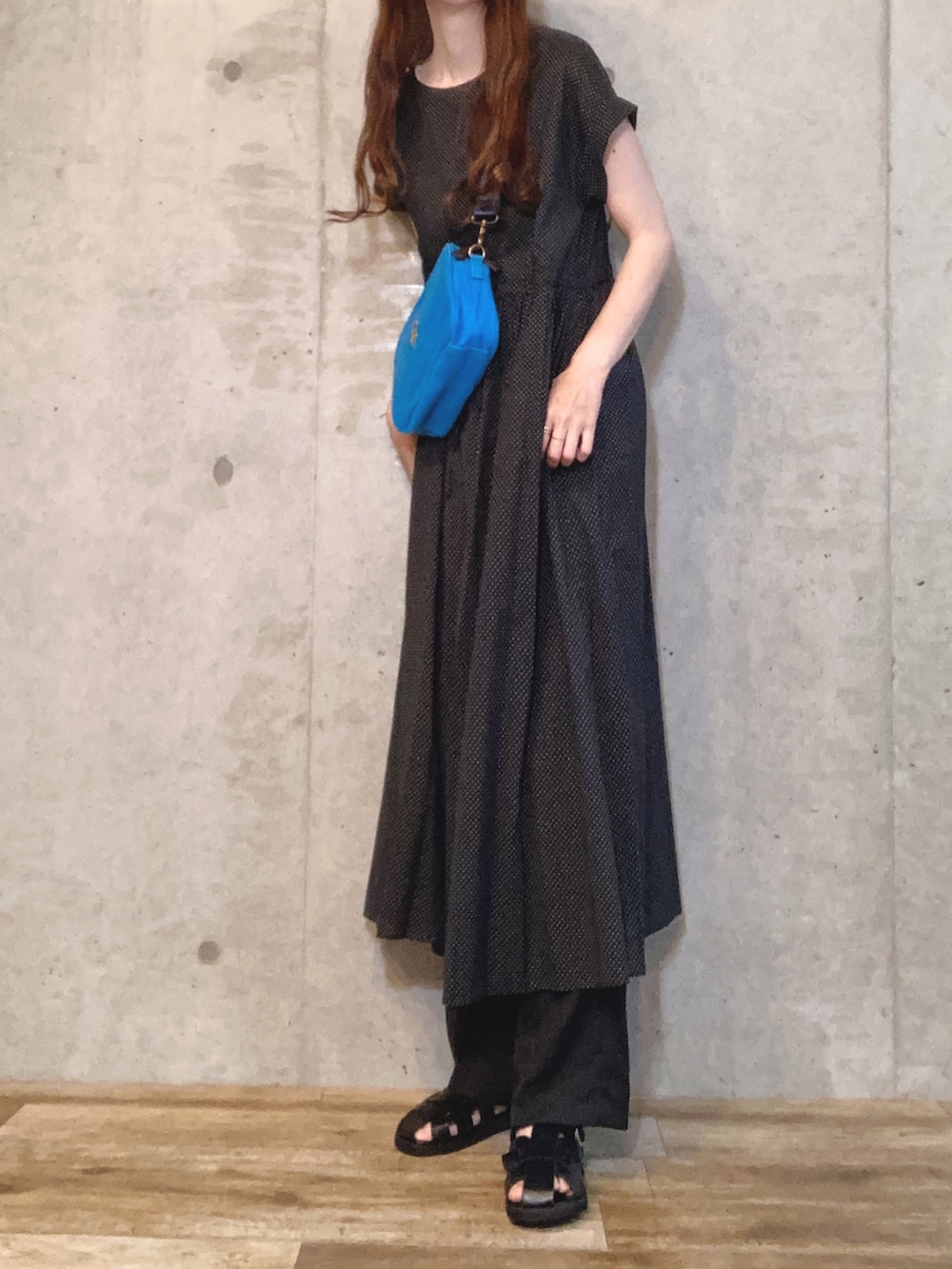ブラック系のワンピース、ブルー系のショルダーバッグ、ブラック系のその他パンツを着用したレディースの夏コーディネートの2枚目の写真
