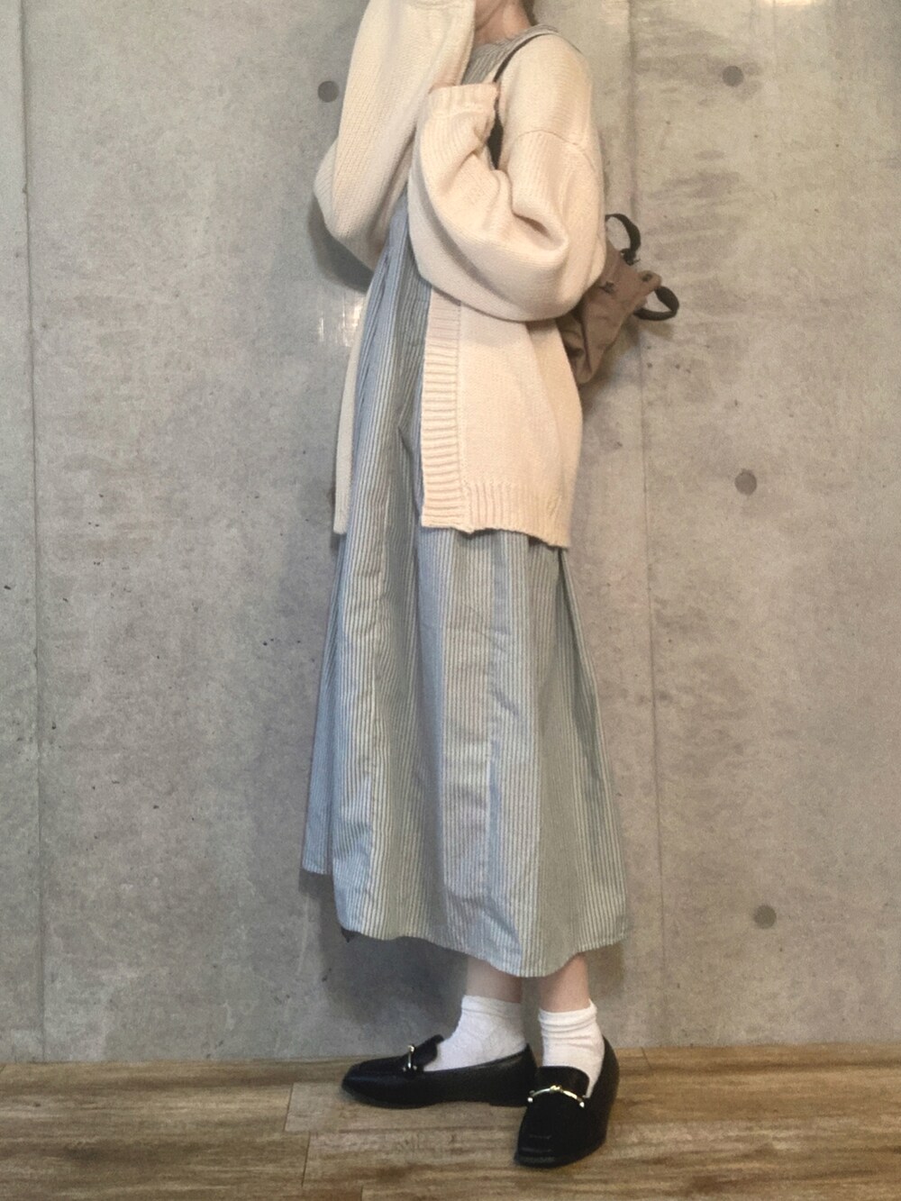 ホワイト系のカーディガン/ボレロ、グリーン系のワンピース、ブラウン系のショルダーバッグを着用したレディースの春コーディネートの3枚目の写真