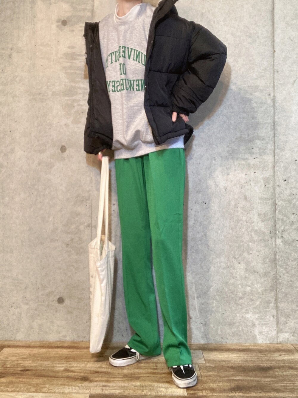 ブラック系のダウンジャケット/コート、グレー系のスウェット、グリーン系のその他パンツを着用したレディースの冬コーディネートの2枚目の写真