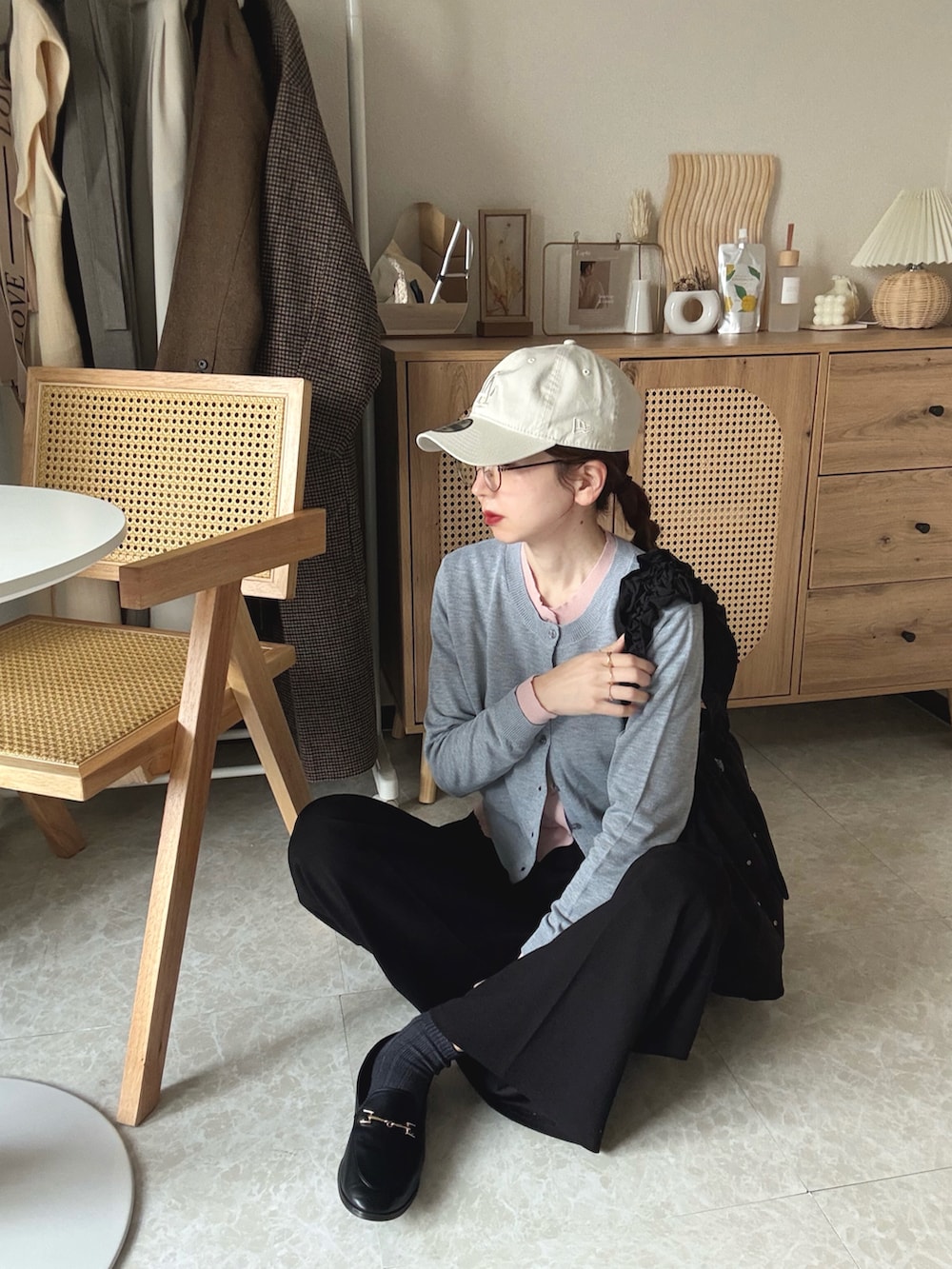 グレー系のカーディガン/ボレロ、ブラック系のスラックス、ブラック系のローファーを着用したレディースの春コーディネートの3枚目の写真