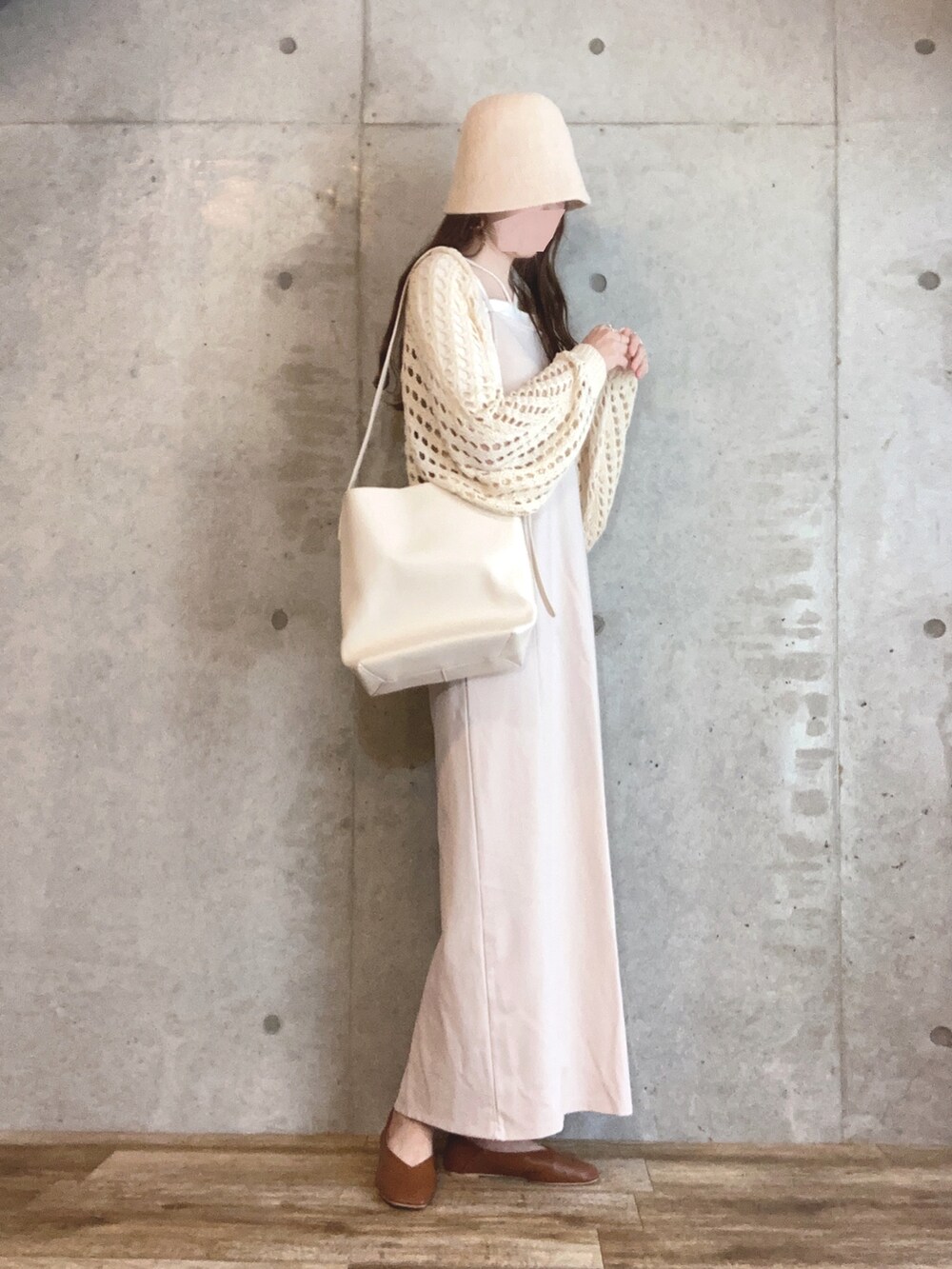 ホワイト系のカーディガン/ボレロ、ホワイト系のTシャツ/カットソー、ホワイト系のワンピースを着用したレディースの春コーディネートの3枚目の写真