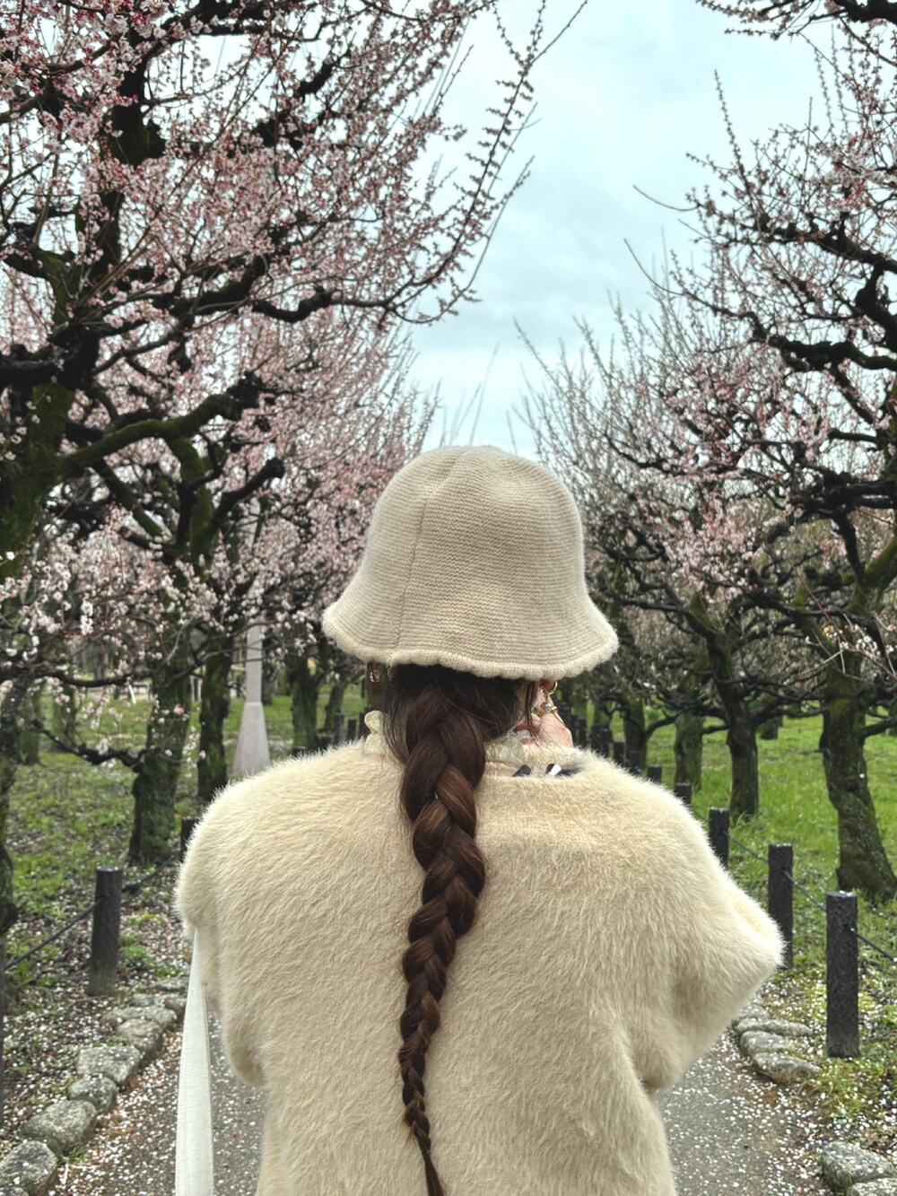 ベージュ系のワンピース、ベージュ系のTシャツ/カットソー、ホワイト系のトートバッグを着用したレディースの春コーディネートの2枚目の写真