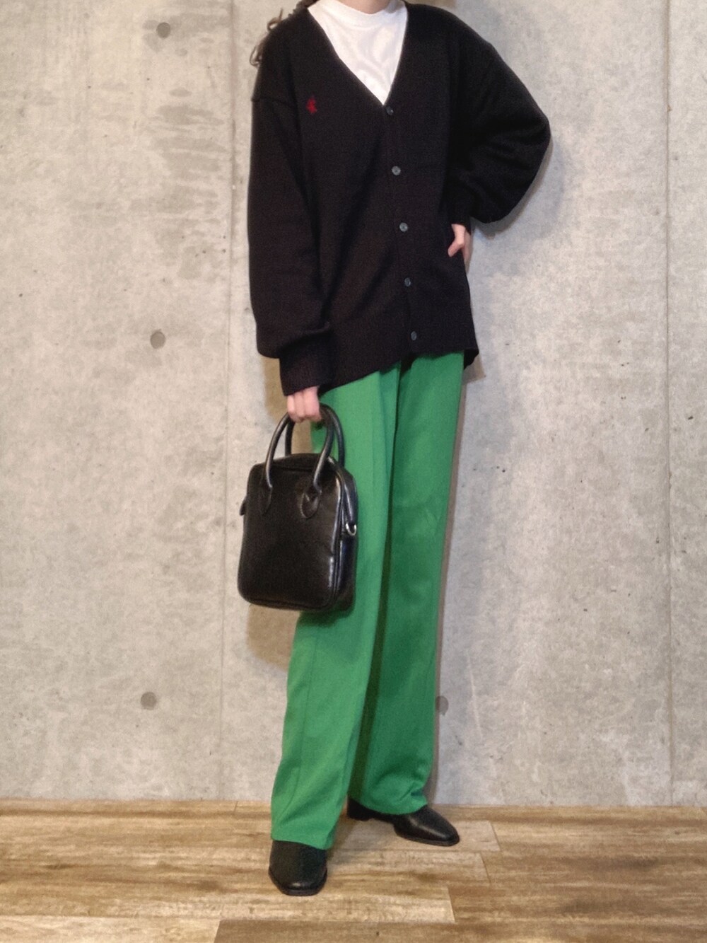 ブラック系のカーディガン/ボレロ、ホワイト系のTシャツ/カットソー、ブラック系のショルダーバッグを着用したレディースの春コーディネートの3枚目の写真