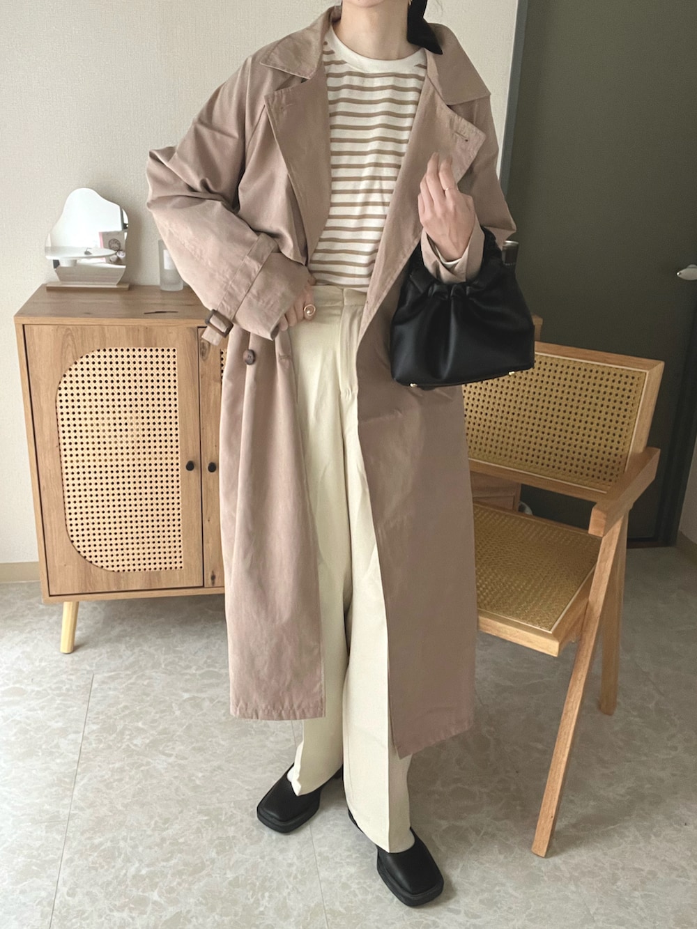 ベージュ系のトレンチコート、ベージュ系のTシャツ/カットソー、ホワイト系のその他パンツを着用したレディースの春コーディネートの3枚目の写真