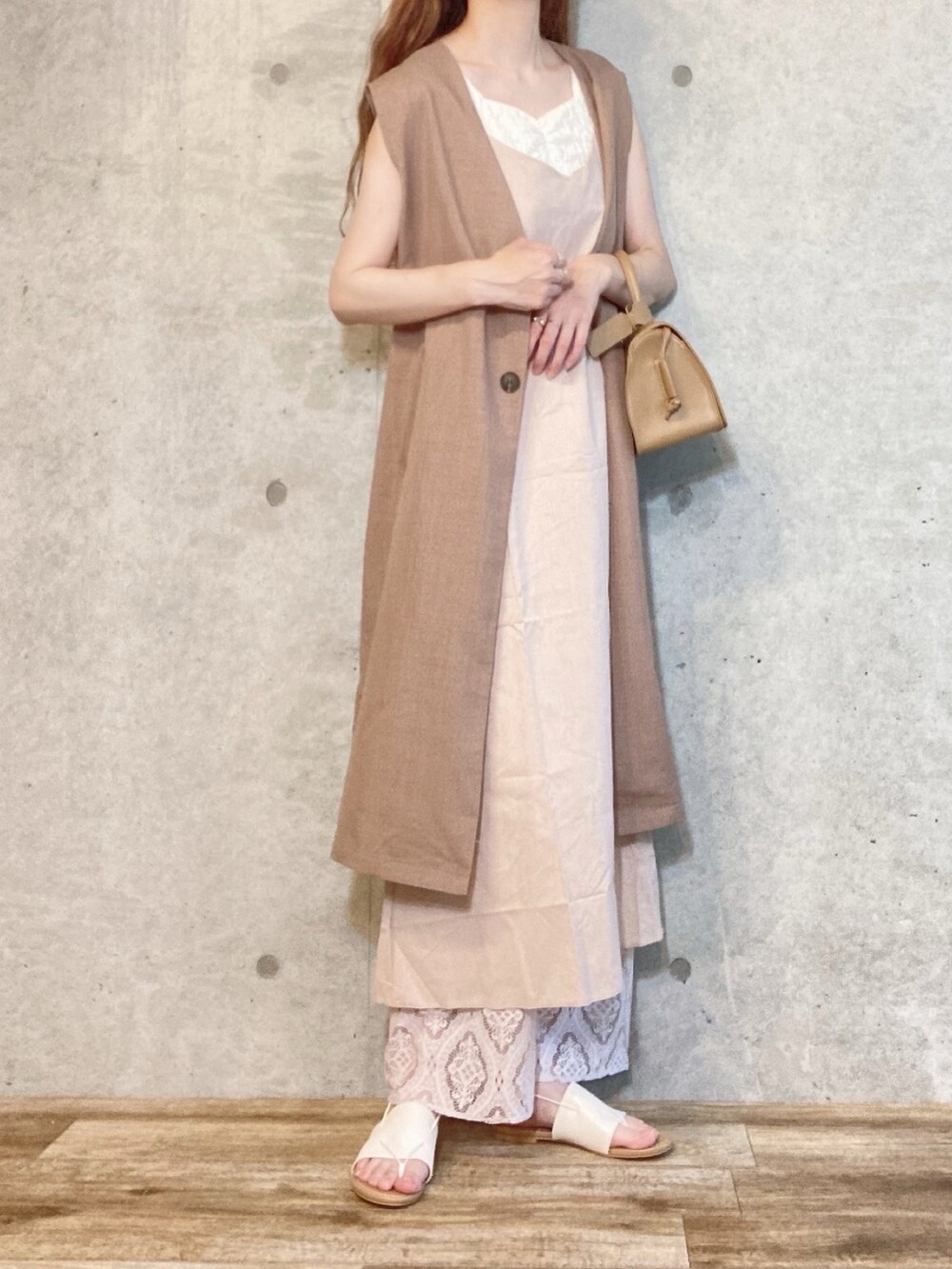 ホワイト系のシャツ/ブラウス、ベージュ系のワンピース、ベージュ系のショルダーバッグを着用したレディースの夏コーディネートの3枚目の写真