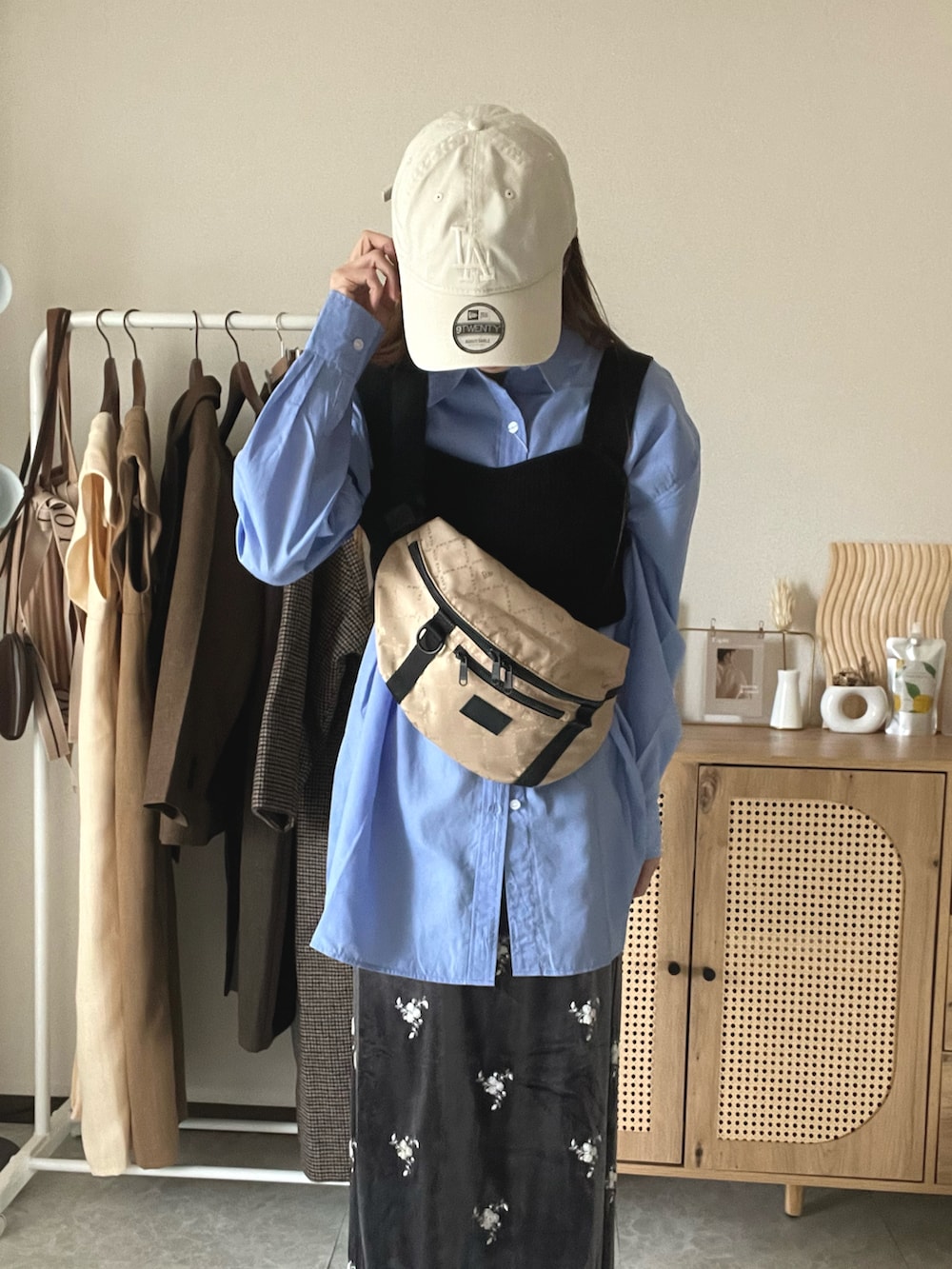 ブルー系のシャツ/ブラウス、グレー系のスカート、その他のショルダーバッグを着用したレディースの秋コーディネートの4枚目の写真