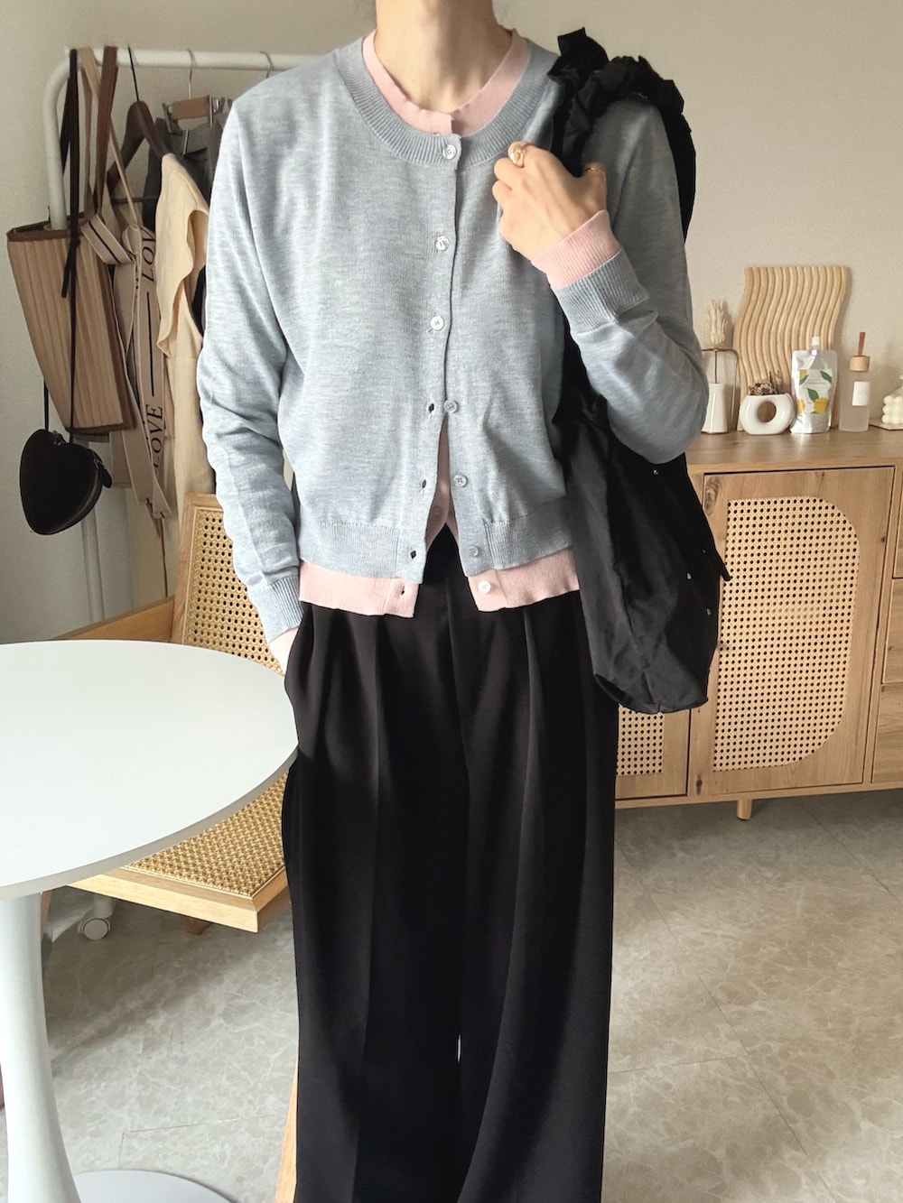 グレー系のカーディガン/ボレロ、ブラック系のスラックス、ブラック系のローファーを着用したレディースの春コーディネートの5枚目の写真