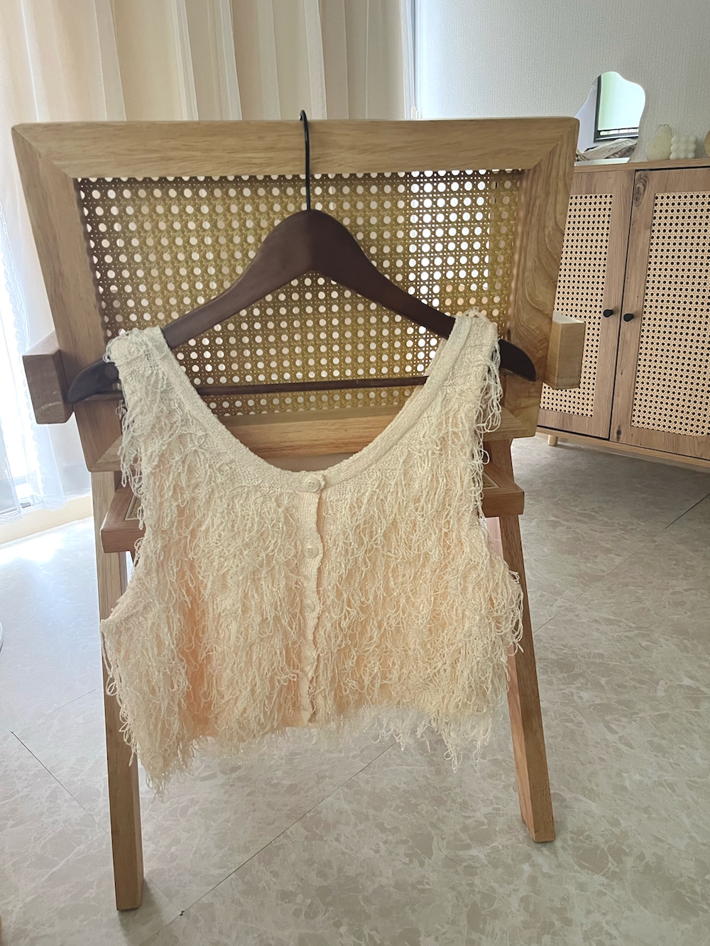 ホワイト系のベスト、ブラウン系のショルダーバッグ、その他のその他を着用したレディースの夏コーディネートの4枚目の写真