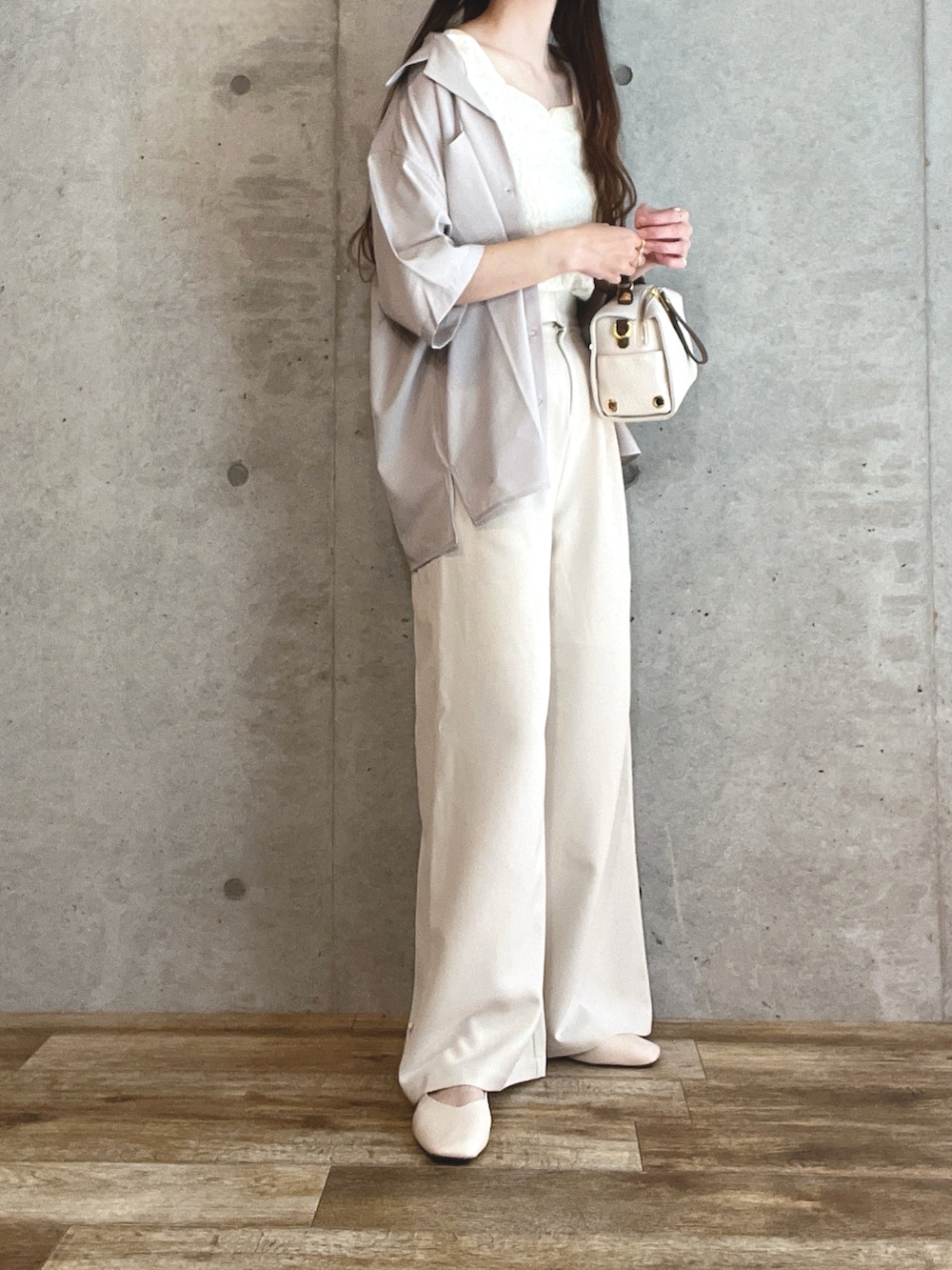 ベージュ系のシャツ/ブラウス、ホワイト系のその他パンツ、ベージュ系のボストンバッグを着用したレディースの春コーディネートの3枚目の写真
