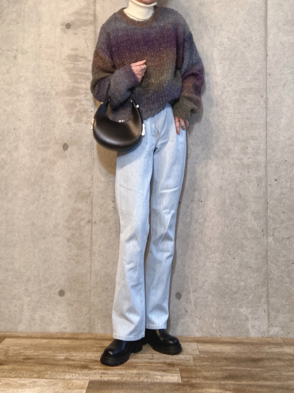 ホワイト系のニット/セーター、パープル系のニット/セーター、ブラック系のハンドバッグを着用したレディースの冬コーディネートの3枚目の写真