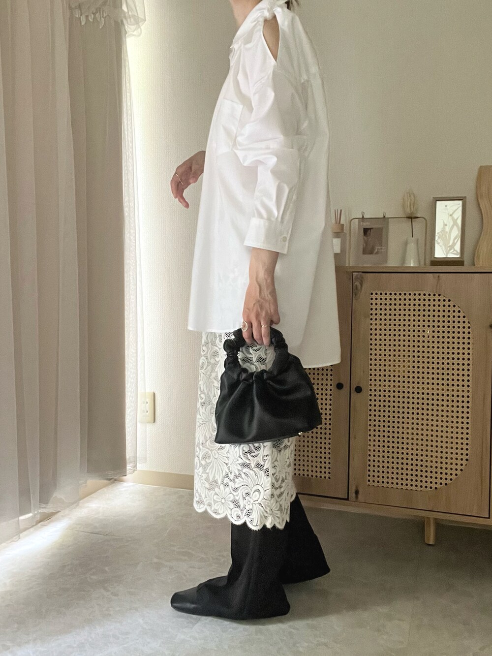 ホワイト系のシャツ/ブラウス、ホワイト系のその他パンツ、その他のその他を着用したレディースの夏コーディネートの2枚目の写真