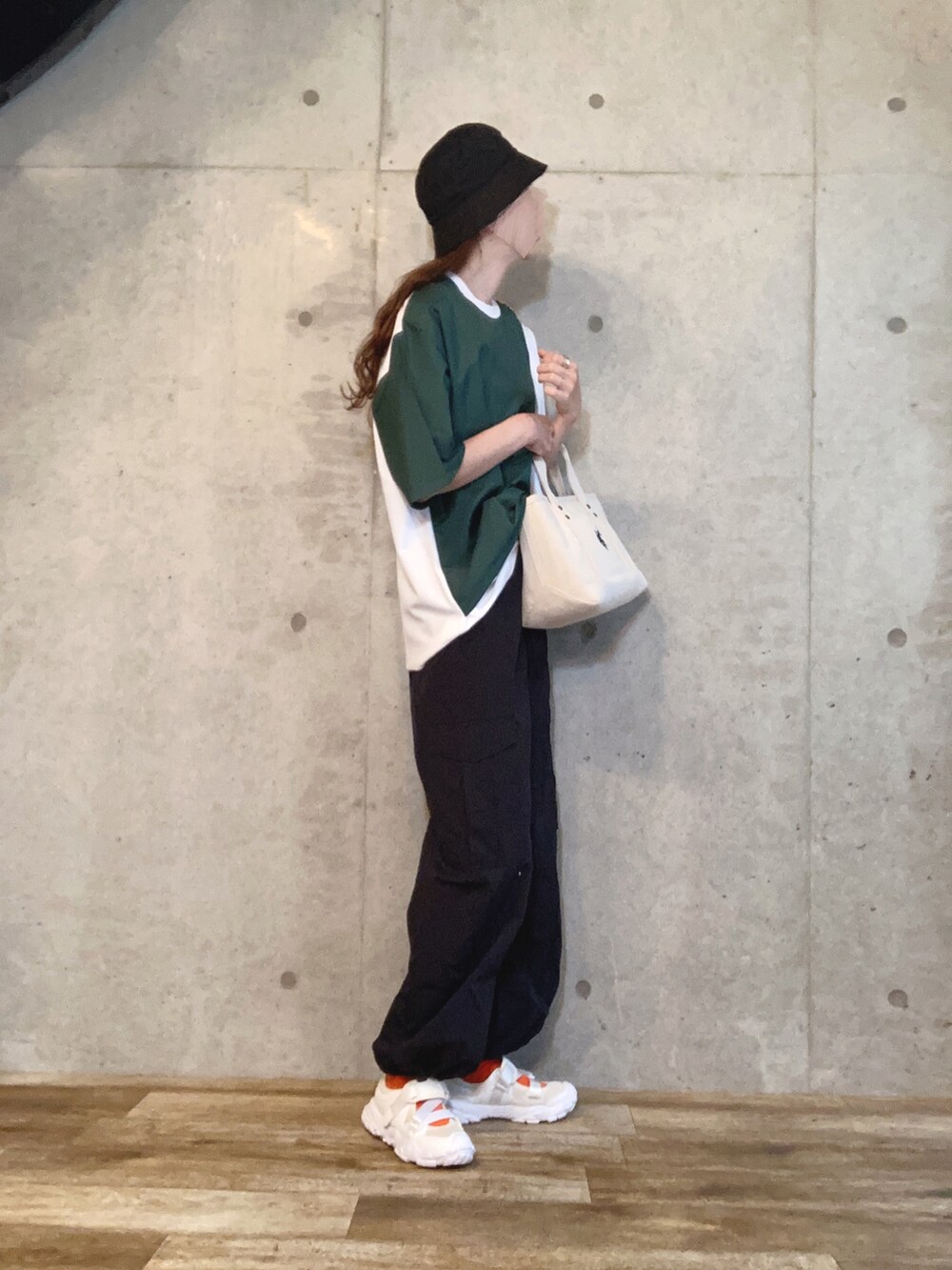 その他のTシャツ/カットソー、ホワイト系のトートバッグ、ブラック系のカーゴパンツを着用したレディースの夏コーディネートの2枚目の写真