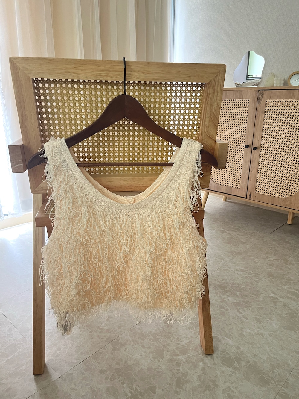 ホワイト系のベスト、ブラウン系のショルダーバッグ、その他のその他を着用したレディースの夏コーディネートの3枚目の写真