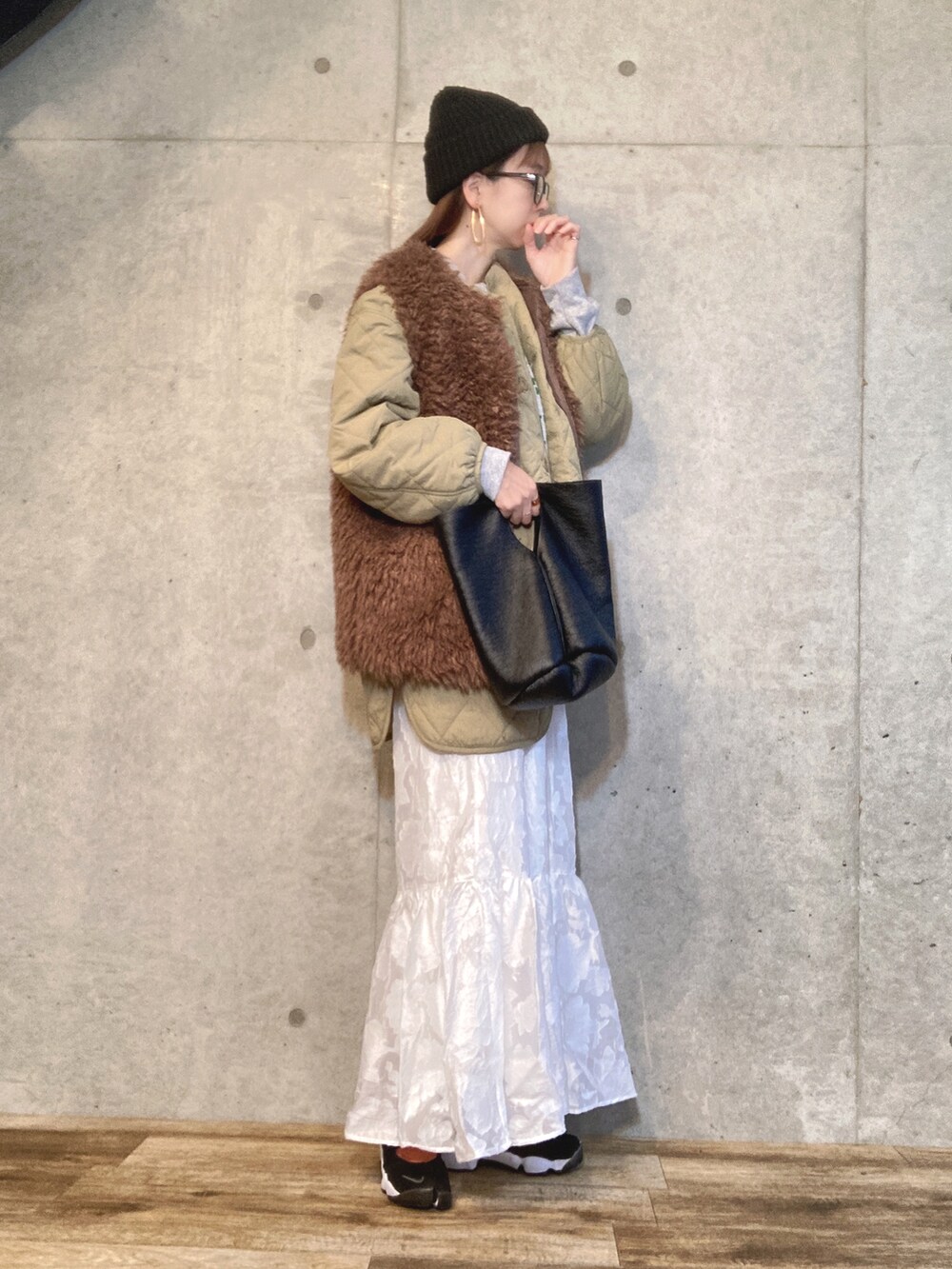 グリーン系のノーカラージャケット、ブラウン系のベスト、グレー系のスウェットを着用したレディースの秋コーディネートの2枚目の写真