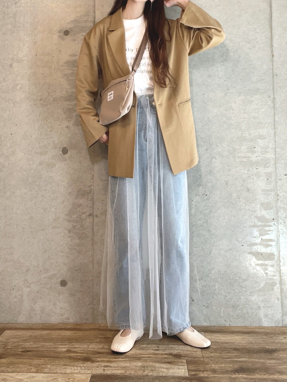 その他のショルダーバッグ、ホワイト系のスカート、ブルー系のデニムパンツを着用したレディースの春コーディネートの2枚目の写真