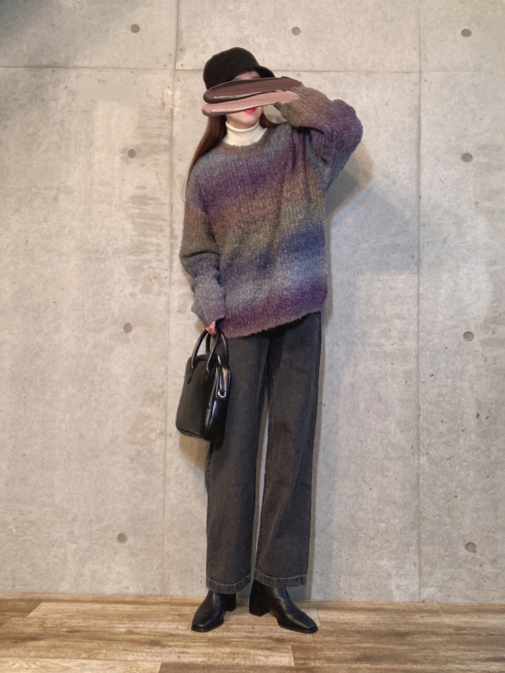 ホワイト系のニット/セーター、ブラック系のデニムパンツ、ブラック系のショルダーバッグを着用したレディースの冬コーディネートの3枚目の写真