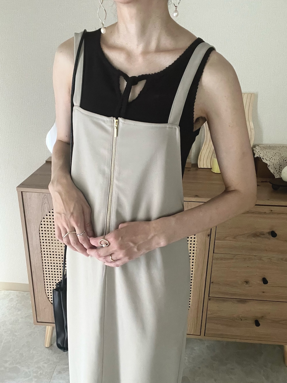 ブラック系のタンクトップ、ベージュ系のワンピース、ブラック系のバレエシューズを着用したレディースの夏コーディネートの2枚目の写真