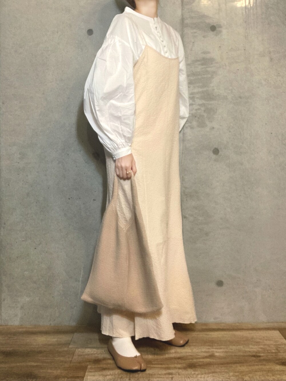 ホワイト系のシャツ/ブラウス、ホワイト系のワンピース、ホワイト系のトートバッグを着用したレディースの春コーディネートの2枚目の写真