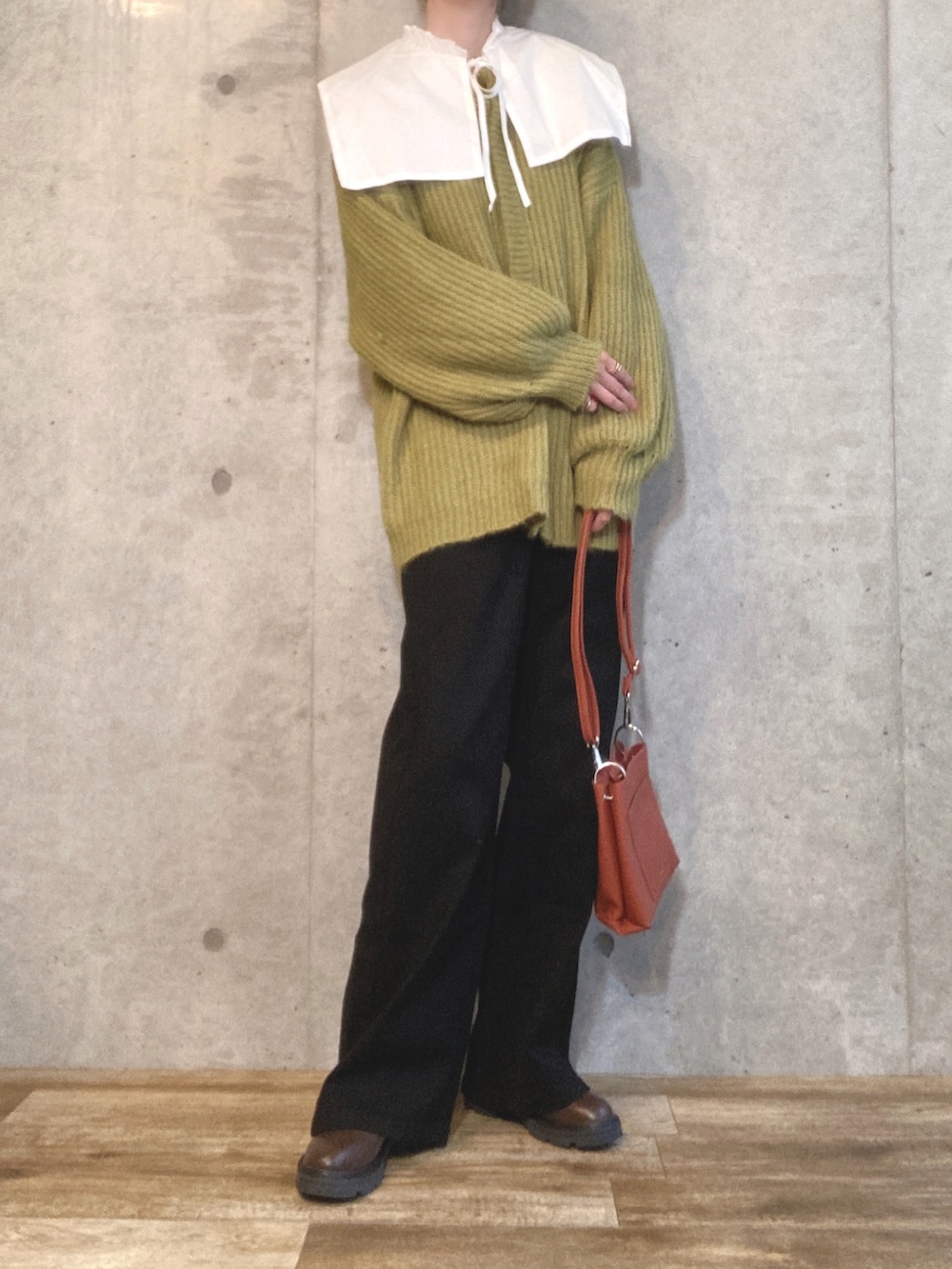 「PR、SOMETHING、サムシング、オトナカジュアル、秋服まるっと大公開、休日スタイル、おでかけコーデ、asknowasplus、minia、カーディガン、レイヤードスタイル、ビッグカラー、秋コーデ、今日のコーデ、高身長コーデ」｜「Aunt Marie'sのミックスボリュームニットカーディガン（カーディガン/ボレロ、グリーン系）」を使った、エリーさん（レディース・163cm）の秋コーディネートの2枚目の写真