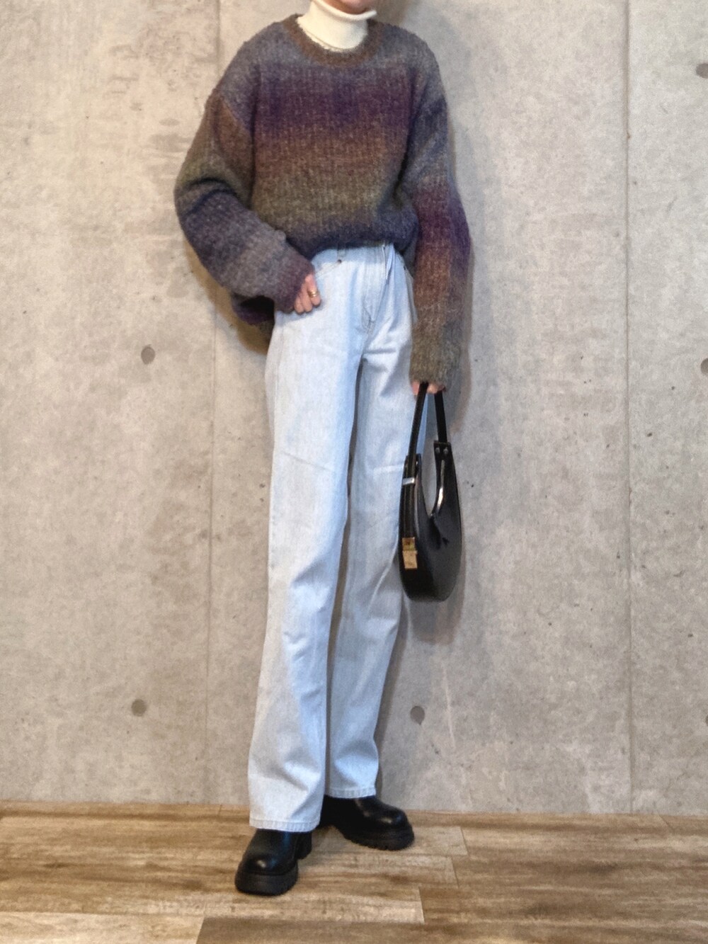 ホワイト系のニット/セーター、パープル系のニット/セーター、ブラック系のハンドバッグを着用したレディースの冬コーディネートの2枚目の写真