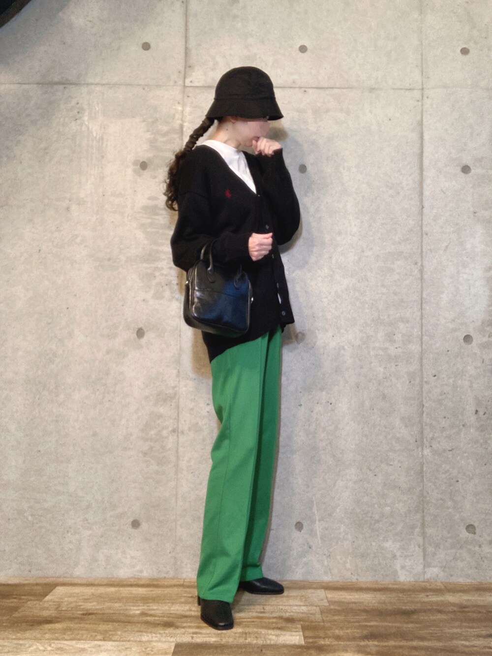 ブラック系のカーディガン/ボレロ、ホワイト系のTシャツ/カットソー、ブラック系のショルダーバッグを着用したレディースの春コーディネートの4枚目の写真