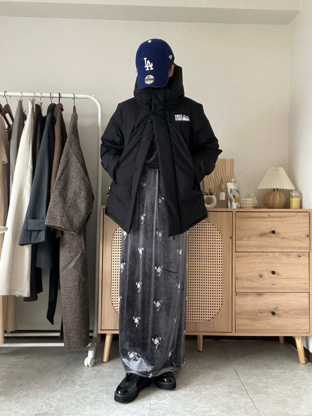 ブラック系のダウンジャケット/コート、グレー系のスカート、ブルー系のシャツ/ブラウスを着用したレディースの冬コーディネートの4枚目の写真
