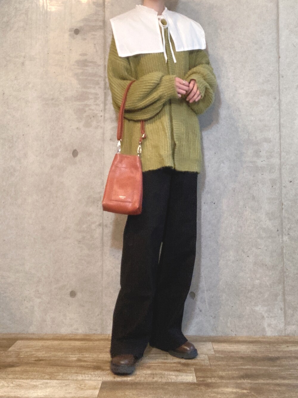「PR、SOMETHING、サムシング、オトナカジュアル、秋服まるっと大公開、休日スタイル、おでかけコーデ、asknowasplus、minia、カーディガン、レイヤードスタイル、ビッグカラー、秋コーデ、今日のコーデ、高身長コーデ」｜「Aunt Marie'sのミックスボリュームニットカーディガン（カーディガン/ボレロ、グリーン系）」を使った、エリーさん（レディース・163cm）の秋コーディネートの3枚目の写真