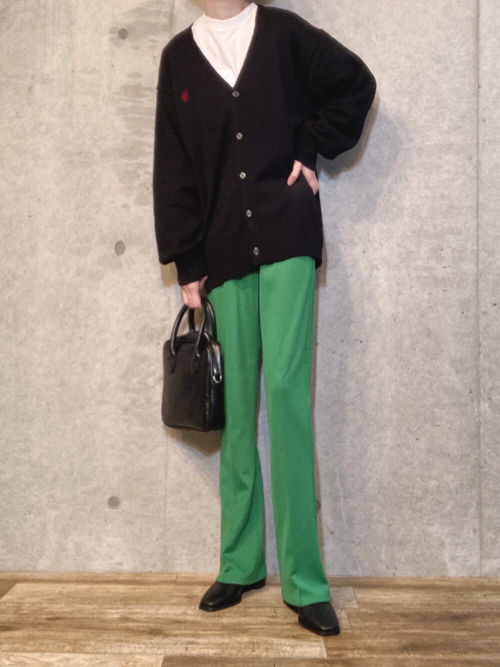 ブラック系のカーディガン/ボレロ、ホワイト系のTシャツ/カットソー、ブラック系のショルダーバッグを着用したレディースの春コーディネートの2枚目の写真