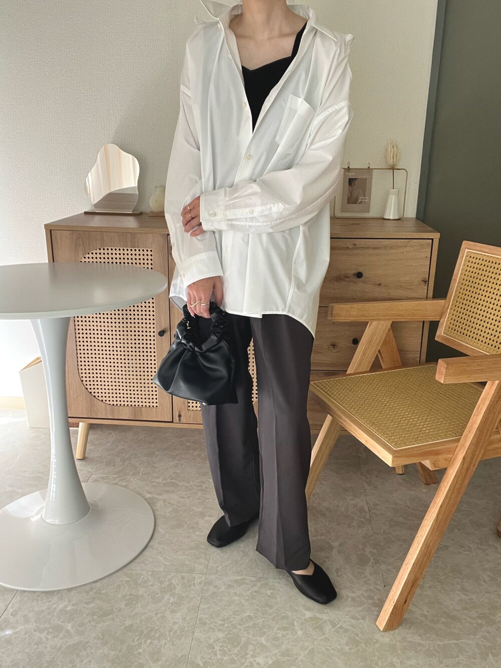 ホワイト系のシャツ/ブラウスを着用したレディースの夏コーディネートの2枚目の写真