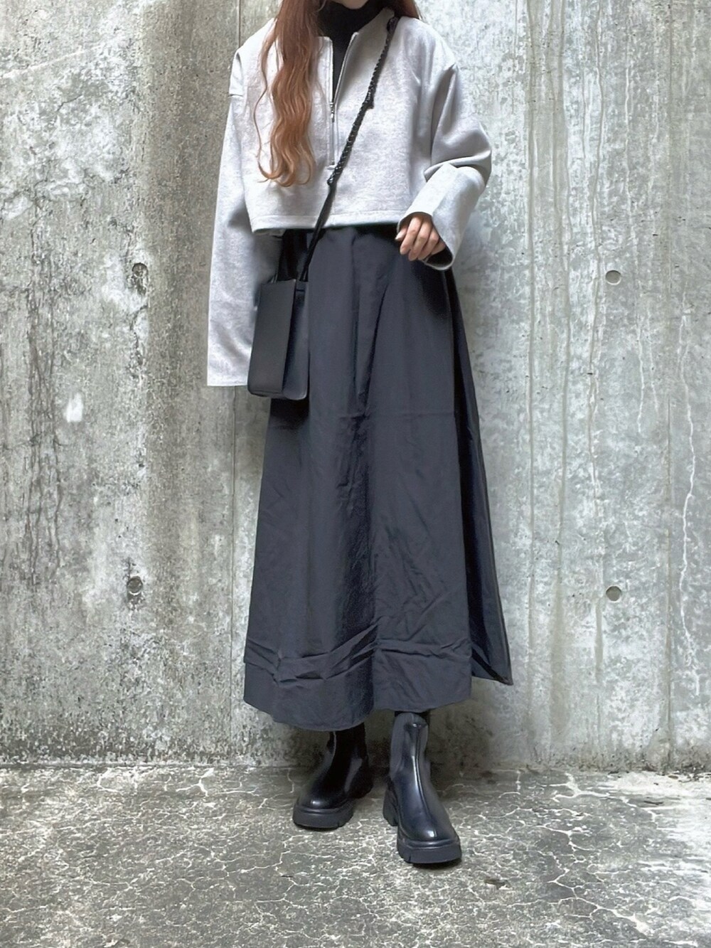 「PR、tiptop_pocket、tiptop、ootd、大人可愛い、キレイめカジュアル、ラクチンコーデ、モノトーンコーデ、あったかコーデ、シンプルコーデ、シンプル、シンプルスタイル、大人ファッション、おでかけコーデ、秋」｜「tiptopの【アンサンブル/2024AW新色登場】カットメルトンプルオーバー×ワンピースSET（ワンピース、グレー系）」を使った、エリーさん（レディース・163cm）の秋コーディネートの3枚目の写真