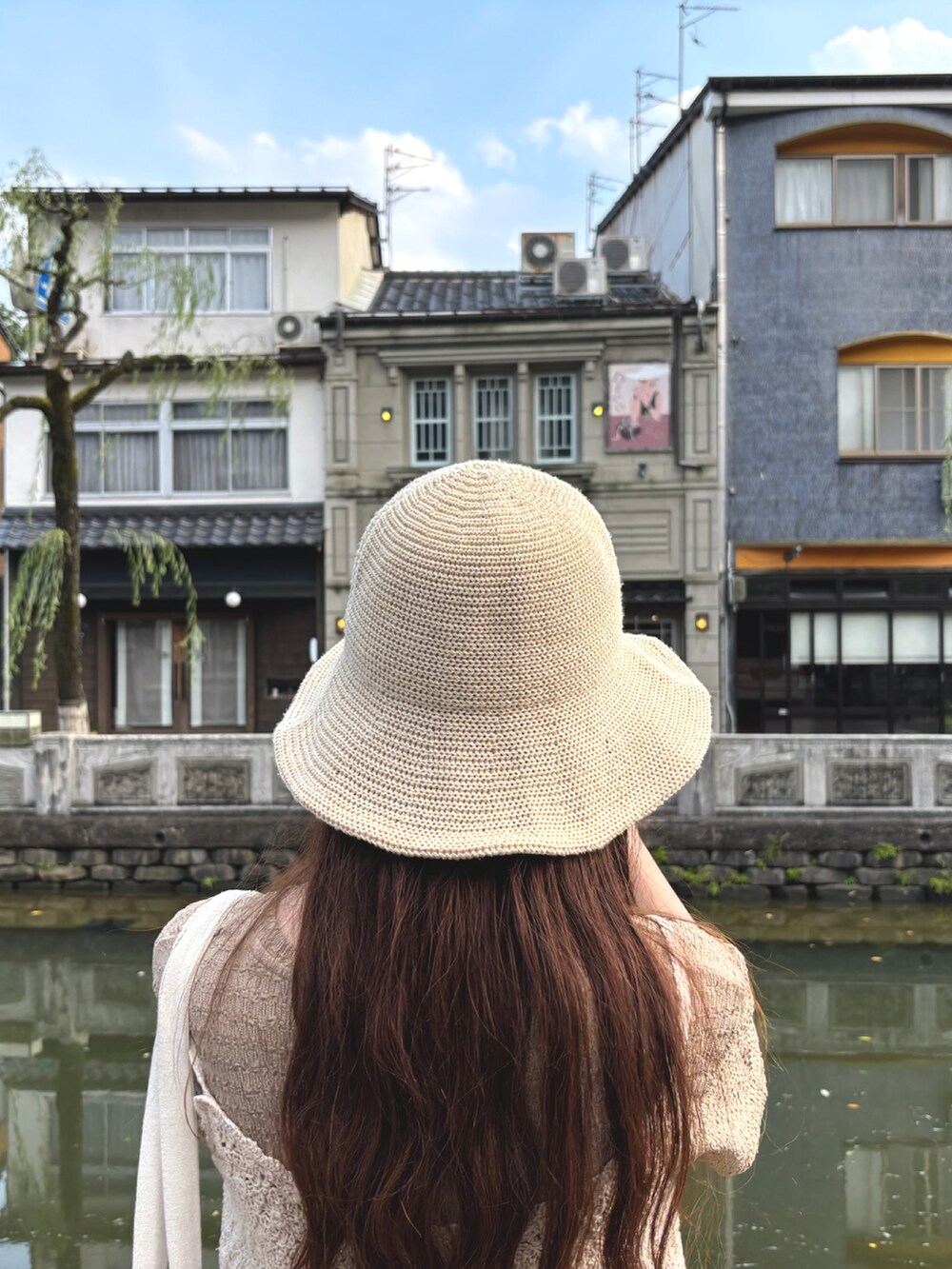 ホワイト系のワンピース、ホワイト系のトートバッグ、ベージュ系のワンピース/ドレスを着用したレディースの秋コーディネートの2枚目の写真