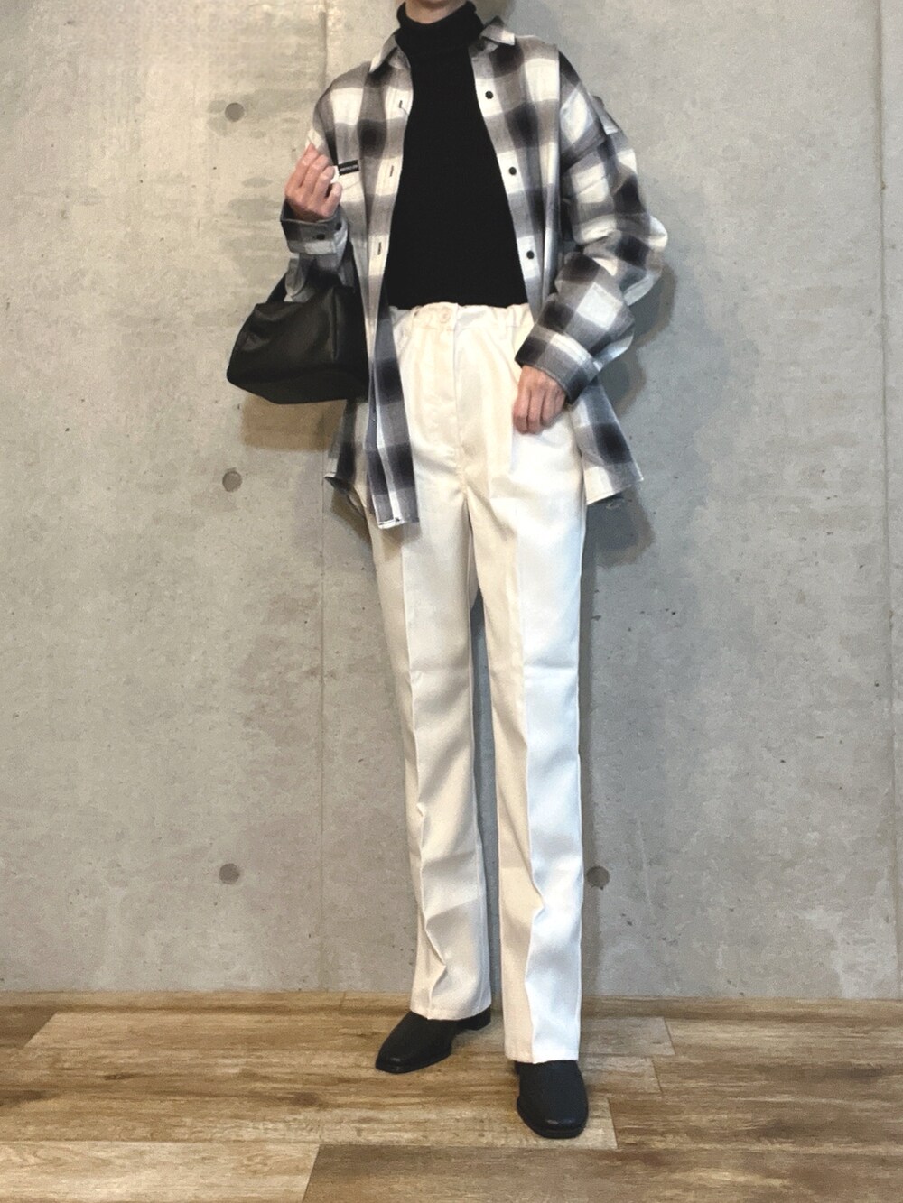 ホワイト系のシャツ/ブラウス、ホワイト系のスラックス、ブラック系のショルダーバッグを着用したレディースの冬コーディネートの3枚目の写真