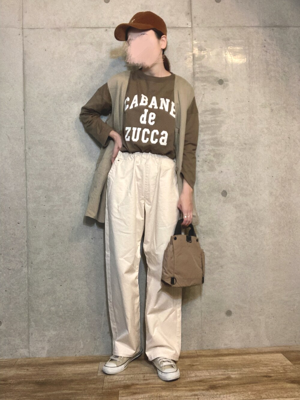 ベージュ系のTシャツ/カットソー、ホワイト系のその他パンツ、ブラウン系のショルダーバッグを着用したレディースの春コーディネートの2枚目の写真