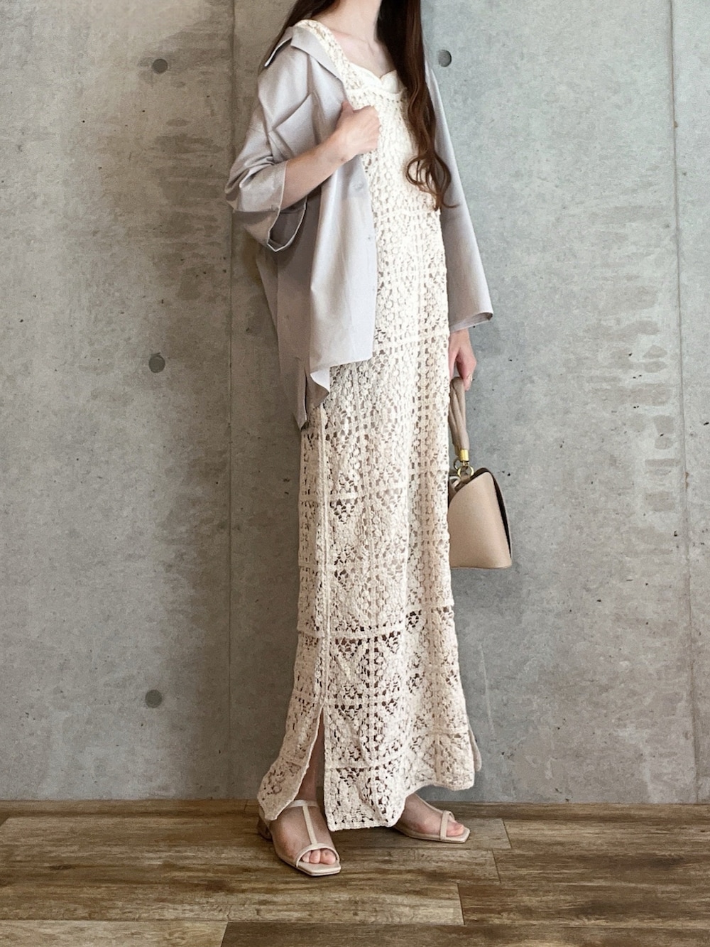 ベージュ系のシャツ/ブラウス、ホワイト系のワンピース、ブラウン系のハンドバッグを着用したレディースの春コーディネートの2枚目の写真