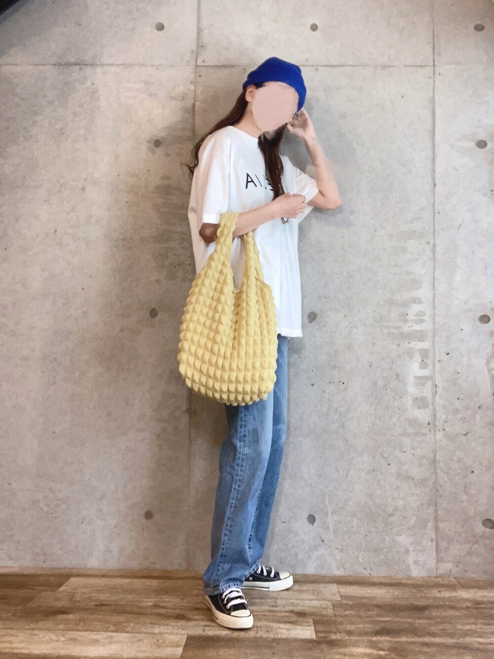 その他のTシャツ/カットソー、ブルー系のデニムパンツ、ブラック系のスニーカーを着用したレディースの春コーディネートの2枚目の写真