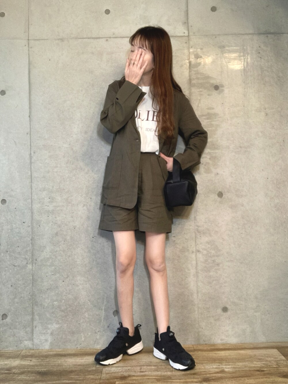 グレー系のセットアップ、ブラック系のショルダーバッグ、その他のその他を着用したレディースの春コーディネートの2枚目の写真