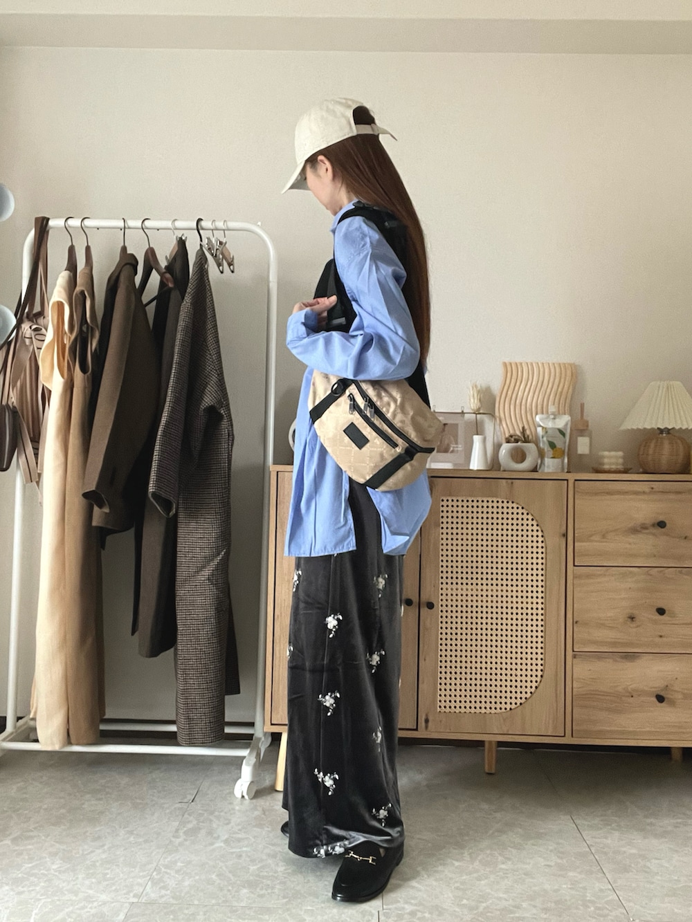 ブルー系のシャツ/ブラウス、グレー系のスカート、その他のショルダーバッグを着用したレディースの秋コーディネートの3枚目の写真