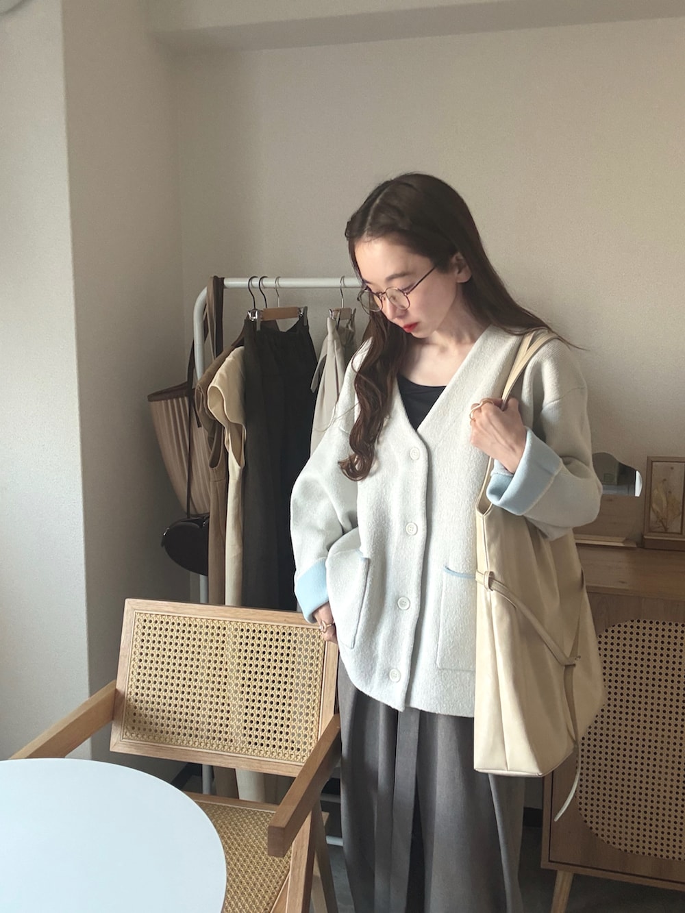 ホワイト系のカーディガン/ボレロ、ベージュ系のその他パンツ、ホワイト系のトートバッグを着用したレディースの冬コーディネートの3枚目の写真