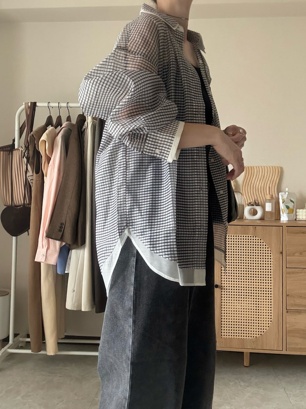 ホワイト系のシャツ/ブラウス、ブラック系のデニムパンツ、ブラック系のトートバッグを着用したレディースの夏コーディネートの3枚目の写真