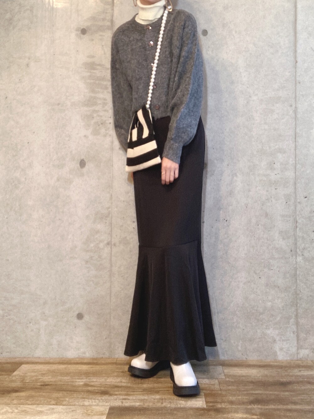 「tiptop、お出かけコーデ、秋冬コーデ、秋服、シンプルスタイル、今日のコーデ、着回しコーデ、秋カラー、ootd、秋服まるっと大公開、レイヤードスタイル、レイヤード、florist、ANGIE VINTAGE、PR」｜「tiptopの【wool】シャギーショート丈カーディガン（カーディガン/ボレロ、グレー系）」を使った、エリーさん（レディース・163cm）の秋コーディネートの2枚目の写真