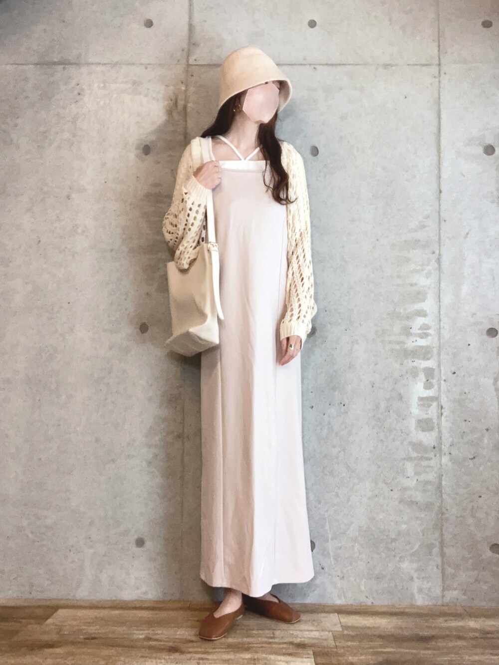 ホワイト系のカーディガン/ボレロ、ホワイト系のTシャツ/カットソー、ホワイト系のワンピースを着用したレディースの春コーディネートの2枚目の写真