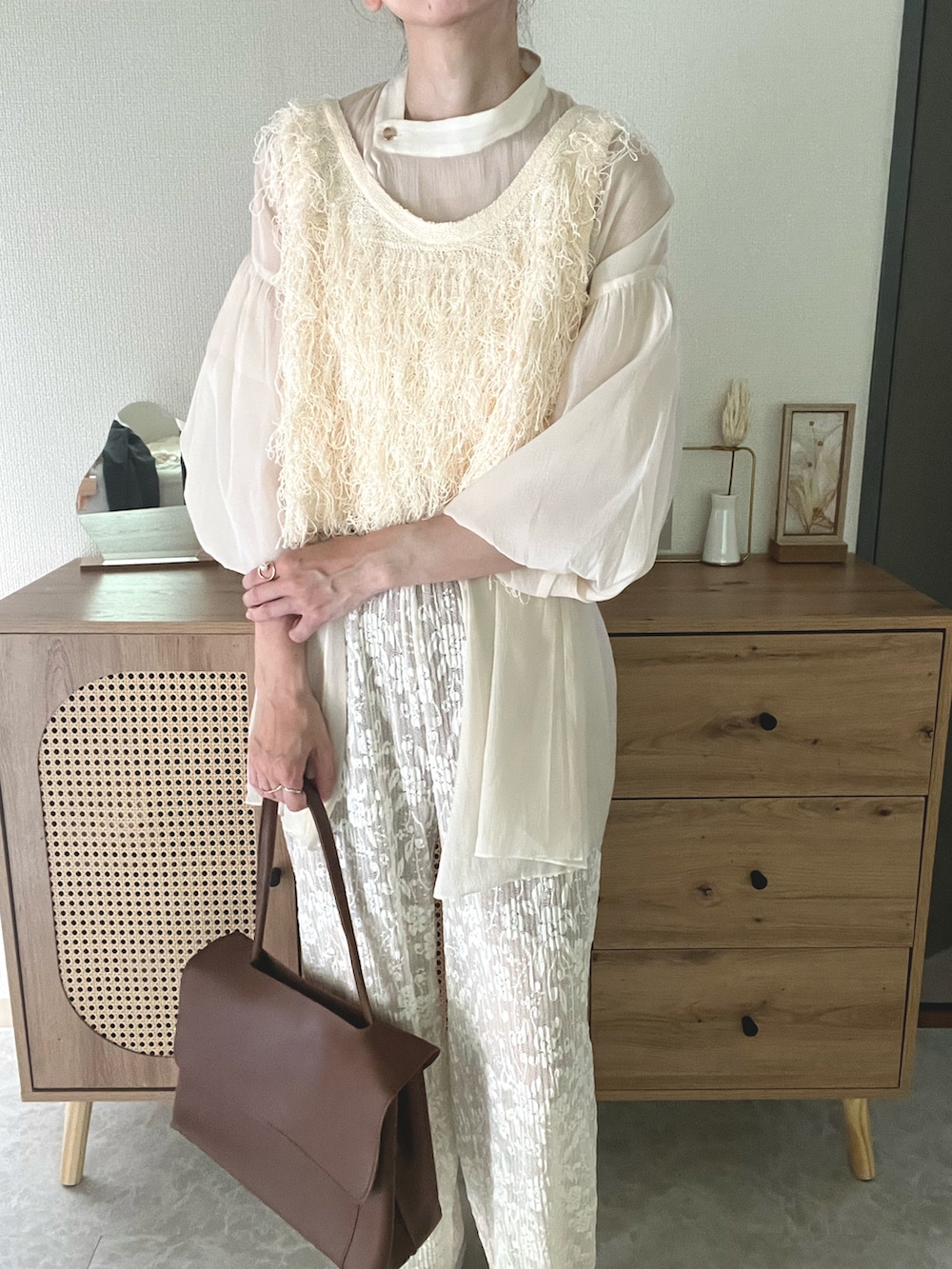 ホワイト系のベスト、ブラウン系のショルダーバッグ、その他のその他を着用したレディースの夏コーディネートの2枚目の写真