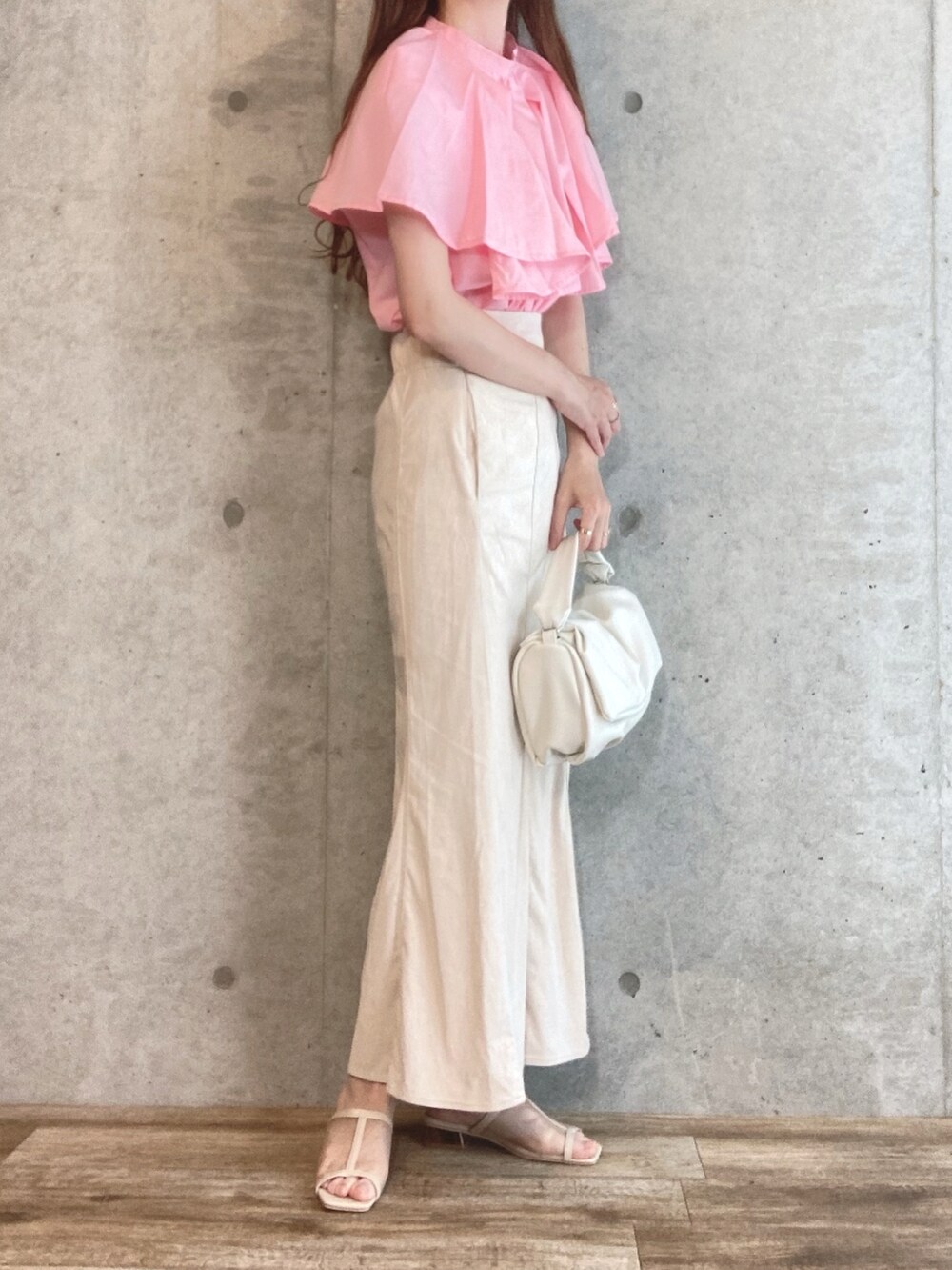 ピンク系のシャツ/ブラウス、ホワイト系のスカート、ホワイト系のショルダーバッグを着用したレディースの夏コーディネートの2枚目の写真
