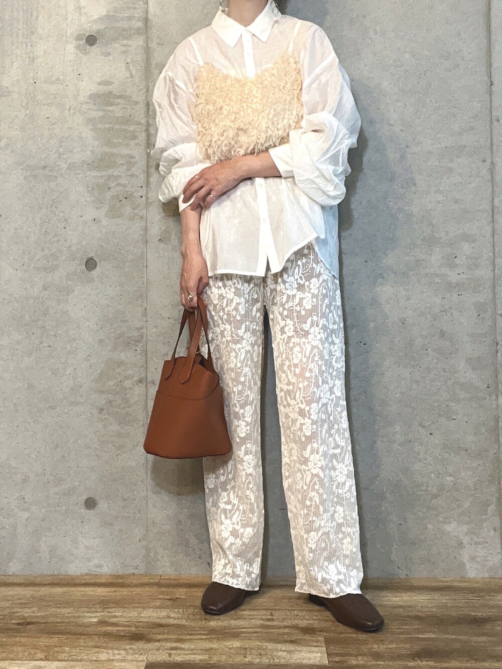 ホワイト系のシャツ/ブラウス、ホワイト系のベスト、ホワイト系のその他パンツを着用したレディースの夏コーディネートの2枚目の写真