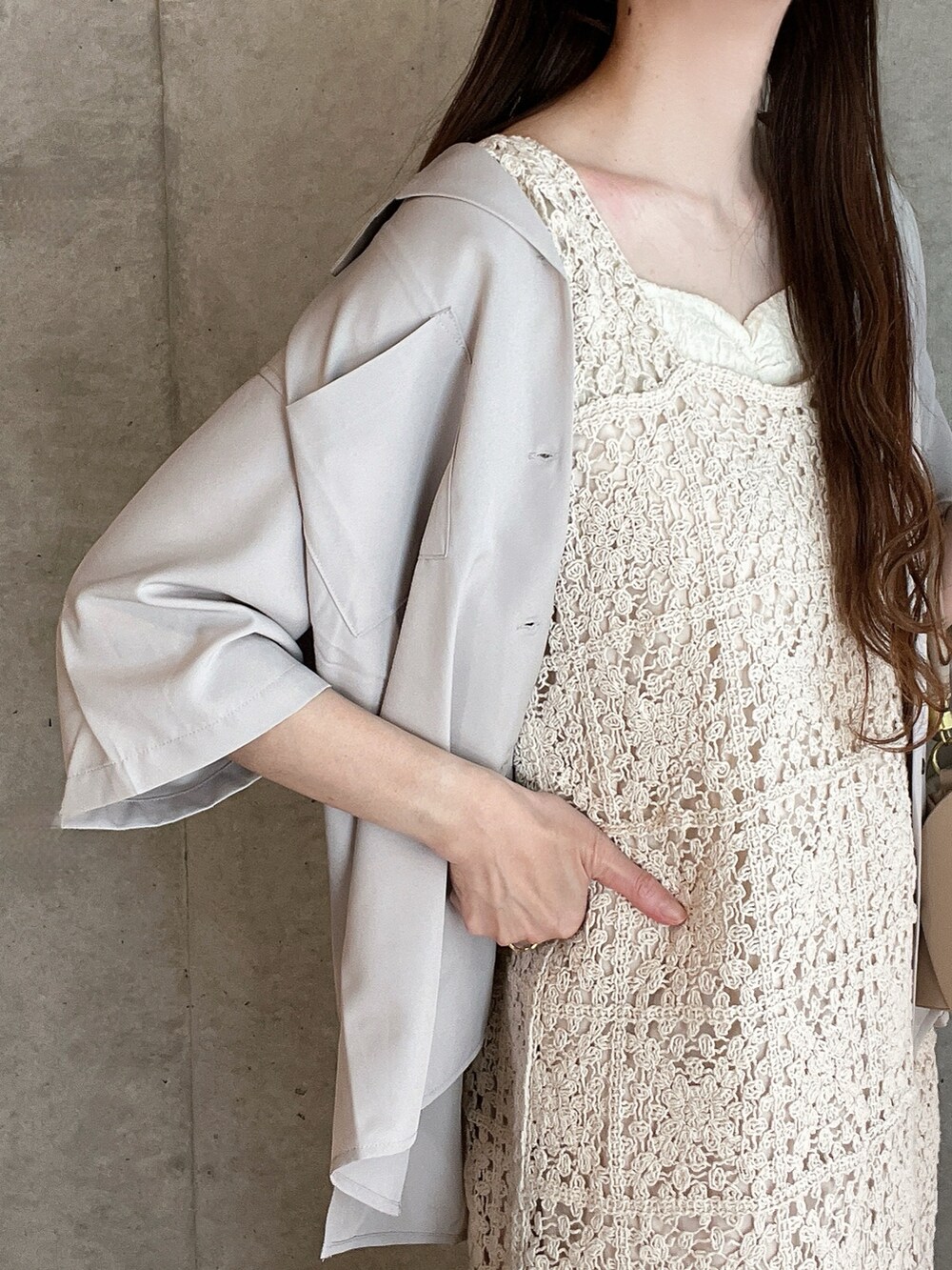 ベージュ系のシャツ/ブラウス、ホワイト系のワンピース、ブラウン系のハンドバッグを着用したレディースの春コーディネートの3枚目の写真