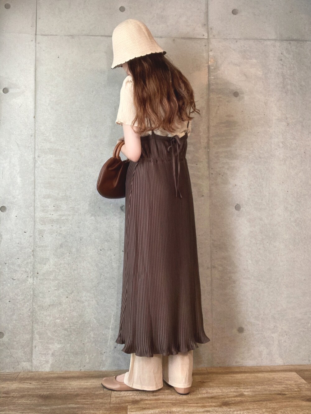 ホワイト系のTシャツ/カットソー、ブラウン系のワンピース、ブラウン系のトートバッグを着用したレディースの夏コーディネートの2枚目の写真