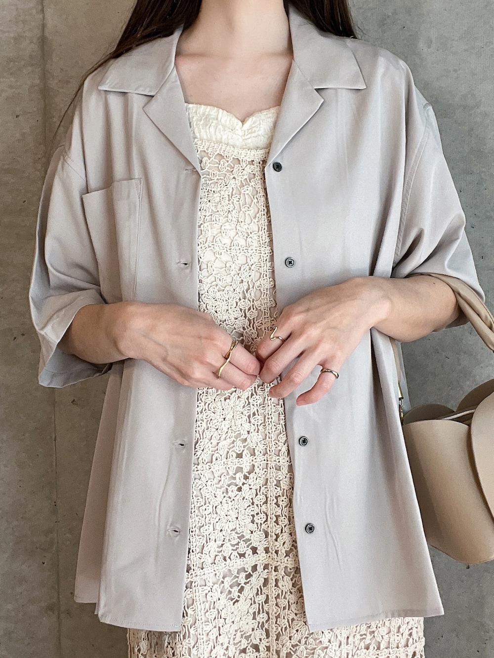 ベージュ系のシャツ/ブラウス、ホワイト系のワンピース、ブラウン系のハンドバッグを着用したレディースの春コーディネートの4枚目の写真