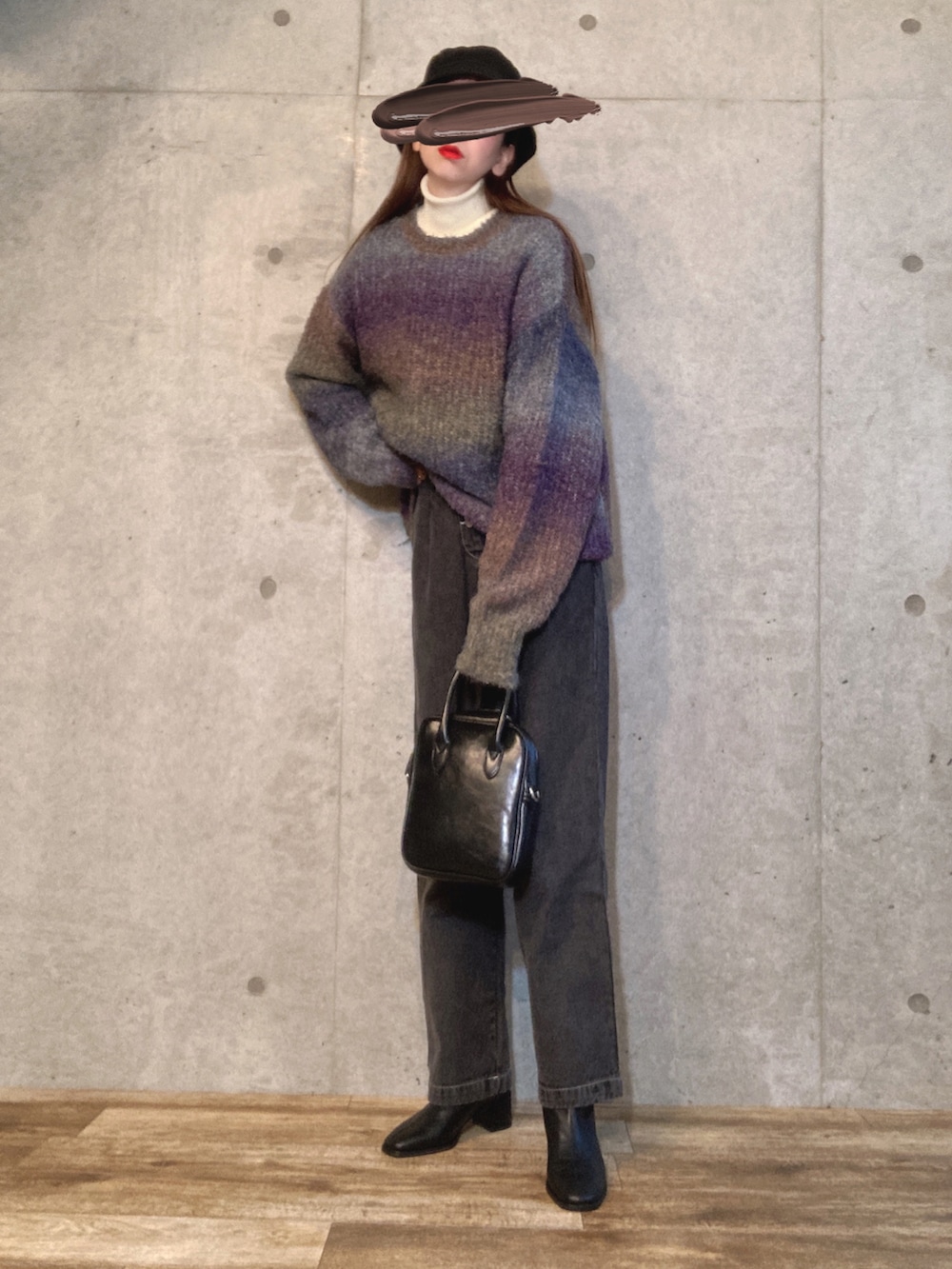 ホワイト系のニット/セーター、ブラック系のデニムパンツ、ブラック系のショルダーバッグを着用したレディースの冬コーディネートの4枚目の写真